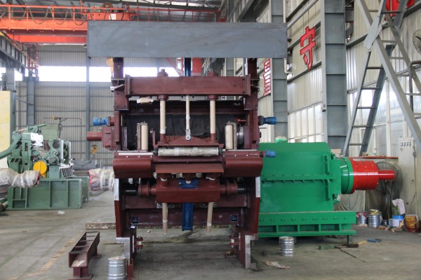 Cold rolling machine before tightening